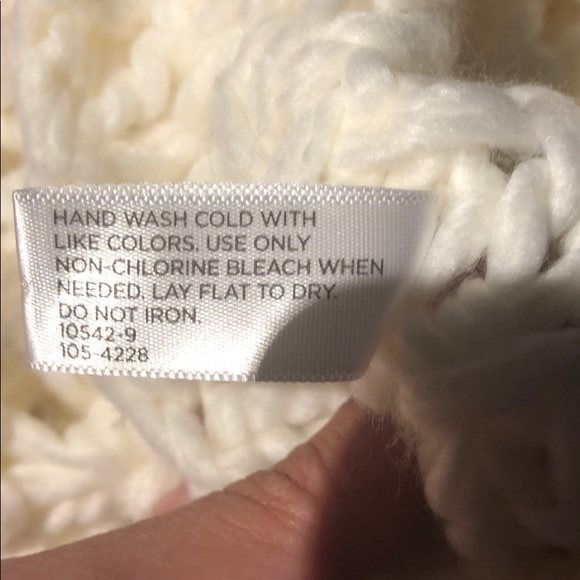 Off white infinity scarf - Picture 6 of 6